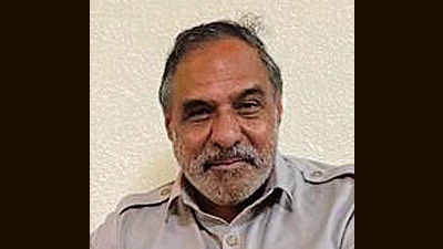 Soon after Sharma announced his resignation, saying his self-respect had been hurt as he had not been consulted or invited to party meetings, Shukla accompanied by a dozen legislators had met the Congress leader in New Delhi, and tried to placate him (HT PHOTO ) Soon after Sharma announced his resignation, saying his self-respect had been hurt as he had not been consulted or invited to party meetings, Shukla accompanied by a dozen legislators had met the Congress leader in New Delhi, and tried to placate him (HT PHOTO )