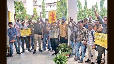 Students of Panjab University’s University Institute of Engineering and Technology protesting on the varsity campus on Tuesday. (HT )