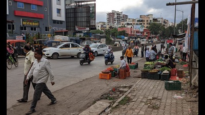Roadside vendors encroach a footpath at Jakat Naka, Dhanori on Tuesday. (Shankar Narayan/HT PHOTO) Roadside vendors encroach a footpath at Jakat Naka, Dhanori on Tuesday. (Shankar Narayan/HT PHOTO)