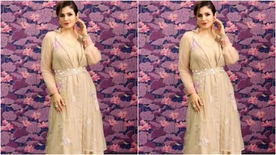 Assisted by makeup artist Shura Bhavin, Raveena decked up in nude eyeshadow, black eyeliner, black kohl, mascara-laden eyelashes, drawn eyebrows, contoured cheeks and a shade of bright red lipstick. (Instagram/@officialraveenatandon)