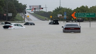 Stalled cars sit abandoned on the flooded Interstate 635 Service Road on Monday, Aug. 22, 2022, in Mesquite, Texas. (AP) Stalled cars sit abandoned on the flooded Interstate 635 Service Road on Monday, Aug. 22, 2022, in Mesquite, Texas. (AP)