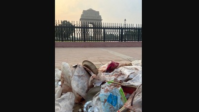The image Sudarsan Pattnaik shared about garbage around India Gate. (Twitter/@sudarsansand)
