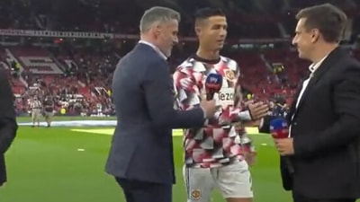 Cristiano Ronaldo ignores Jamie Carragher ahead of kick-off between Manchester United vs Liverpool. (Twitter/@ManUnitedZone_)