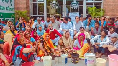 Residents protesting against water supply issues in Rajiv Gandhi colony, Ludhiana. (HT PHOTO)
