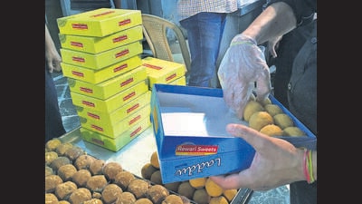 FDA will keep a close watch on sellers and dealers of cooking oil, ghee, vanaspati oil (dalda), sweets, khawa, chickpea flour as festive season is approaching (HT FILE PHOTO) FDA will keep a close watch on sellers and dealers of cooking oil, ghee, vanaspati oil (dalda), sweets, khawa, chickpea flour as festive season is approaching (HT FILE PHOTO)