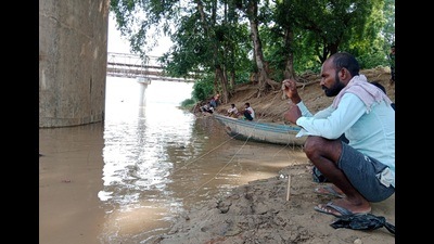 Locals busy catching fish using self-made fishing rods or just the fishing lines in Prayagraj. (HT Photo) Locals busy catching fish using self-made fishing rods or just the fishing lines in Prayagraj. (HT Photo)