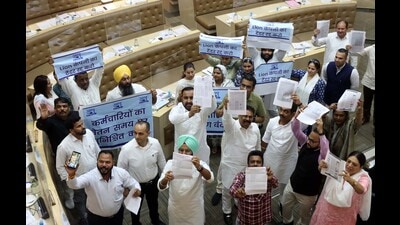 AAP and BJP councillors protesting against each other during the House meeting at the MC office in Sector 17, Chandigarh, on Tuesday. (Keshav Singh/HT) AAP and BJP councillors protesting against each other during the House meeting at the MC office in Sector 17, Chandigarh, on Tuesday. (Keshav Singh/HT)