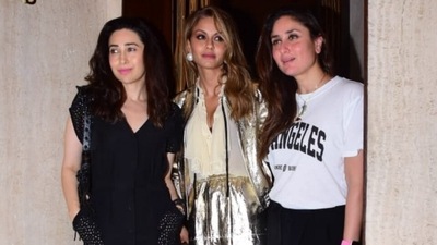 Kareena Kapoor and Karisma Kapoor look gorgeous for dinner date with Natasha Poonawalla, Karan Johar, Manish Malhotra&nbsp; (HT Photo/Varinder Chawla)
