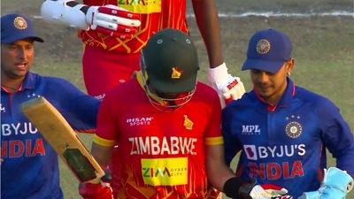 Kuldeep Yadav and Ishan Kishan congratulate Sikandar Raza