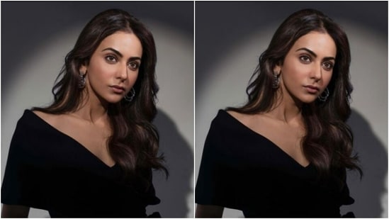 Assisted by makeup artist Salim Sayyed, Rakul Preet wore her tresses open in soft wavy curls and decked up in nude eyeshadow, black eyeliner, mascara-laden eyelashes, drawn eyebrows, contoured cheeks and a shade of nude lipstick.(Instagram/@rakulpreet)