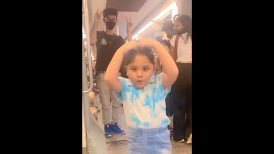 The cute little girl dances to Gomi Gomi, aboard a Delhi metro train.&nbsp;(Instagram/@samairagurung23)
