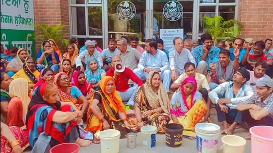 Residents protesting against water supply issues in Rajiv Gandhi colony, Ludhiana. (HT PHOTO)