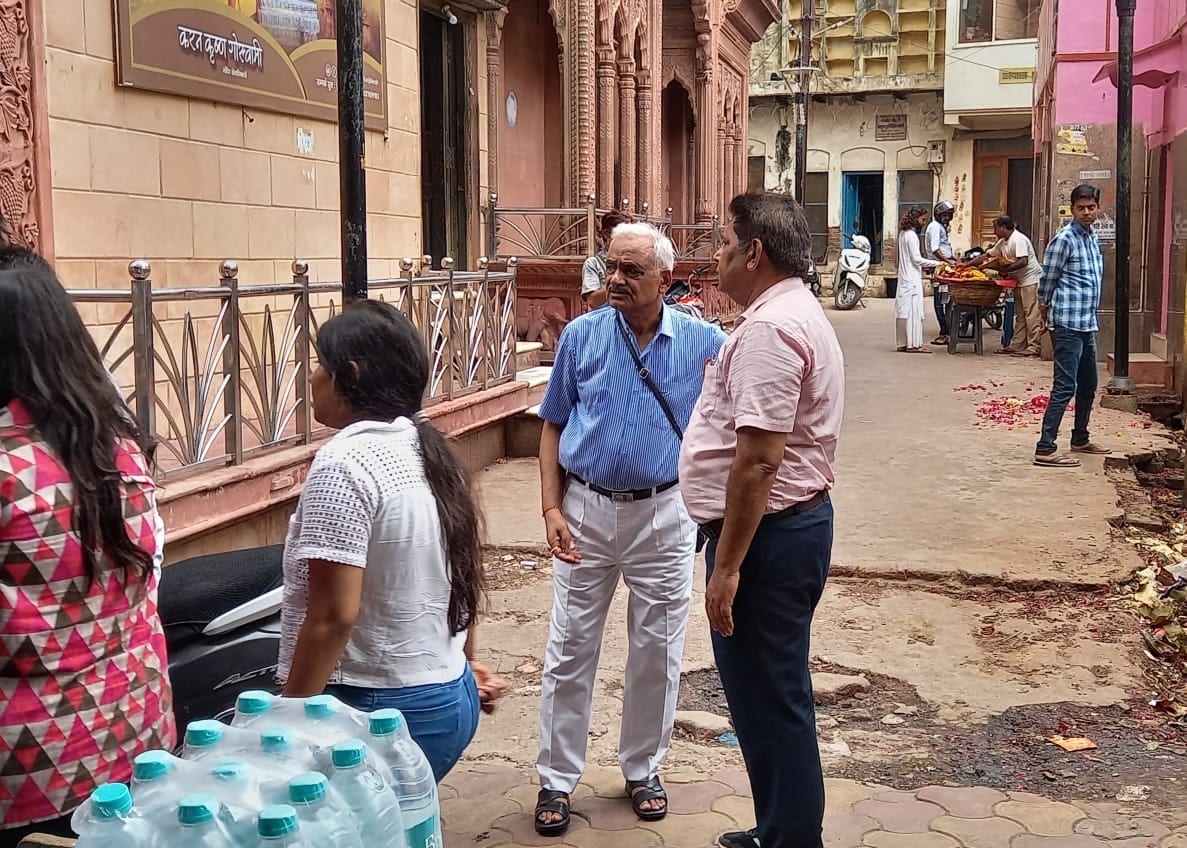 Former DGP Sulkhan Singh (in blue shirt) in Vrindavan on Tuesday (HT Photo) Former DGP Sulkhan Singh (in blue shirt) in Vrindavan on Tuesday (HT Photo)