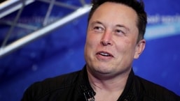 Old photos of Elon Musk, the richest person in the world, is being auctioned by his college girlfriend. 