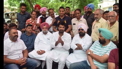 PPCC president Amrinder Singh Raja Warring, along with other Congress leaders, gathered outside vigilance department’s office in context to the arrest of former minister Bharat Bhushan Ashu, in Ludhiana. (Gurpreet Singh/HT) PPCC president Amrinder Singh Raja Warring, along with other Congress leaders, gathered outside vigilance department’s office in context to the arrest of former minister Bharat Bhushan Ashu, in Ludhiana. (Gurpreet Singh/HT)