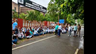 Students protesting at the administrative block of Lucknow University Second Campus on Wednesday. (Sourced)