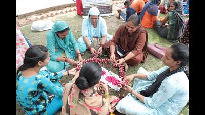Women from self-help groups in Chandigarh making items used for religious ceremonies with floral waste. (HT)