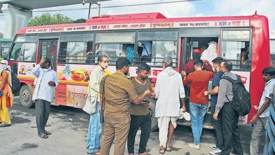 People board Punyadasham PMPML bus at Swargate bus stand on Thursday. (Ravindra Joshi/HT PHOTO) People board Punyadasham PMPML bus at Swargate bus stand on Thursday. (Ravindra Joshi/HT PHOTO)