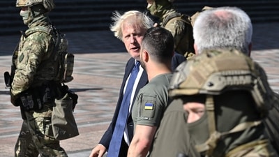 British Prime Minister Boris Johnson (L) and Ukrainian President Volodymyr Zelensky (R) walk at the Ally of Bravery on Ukraine's Independence Day. (AFP)