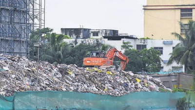 BMC workers seen removing the heap of garbage and construction debris near Ascend International School on Wednesday (Vijay Bate/HT PHOTO) BMC workers seen removing the heap of garbage and construction debris near Ascend International School on Wednesday (Vijay Bate/HT PHOTO)