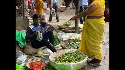 Polythene bags freely available at a vegetable market in Lucknow. (HT Photo) Polythene bags freely available at a vegetable market in Lucknow. (HT Photo)