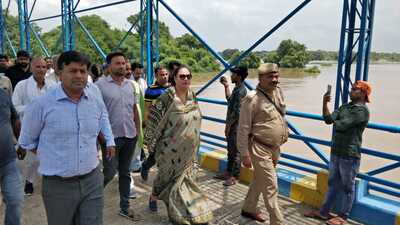 Bah MLA Rani Pakshalika Singh and district officials survey the flood in Pinahat. (HT)