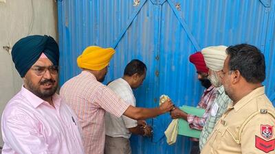 A property being sealed by the MC staff in Ludhiana over the failure of owner failure to pay tax to the civic body. (HT PHOTO) A property being sealed by the MC staff in Ludhiana over the failure of owner failure to pay tax to the civic body. (HT PHOTO)
