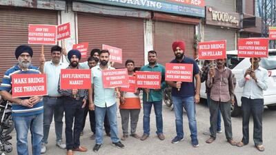 Fearing disruption of business, Ludhiana furniture traders took to streets against the design of the flyover being constructed at the Bharat Nagar Chowk. (HT File) Fearing disruption of business, Ludhiana furniture traders took to streets against the design of the flyover being constructed at the Bharat Nagar Chowk. (HT File)