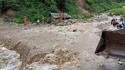 Personnel from NDRF, SDRF and the state revenue department conduct rescue and relief work in Jhakholi block of Rudraprayag district in Uttarakhand on Wednesday. (HT Photo) Personnel from NDRF, SDRF and the state revenue department conduct rescue and relief work in Jhakholi block of Rudraprayag district in Uttarakhand on Wednesday. (HT Photo)