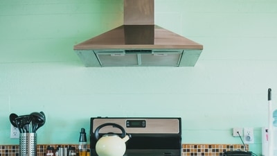 Home interior decor tips: Factors to consider while buying a kitchen chimney&nbsp; (Photo by Erik Mclean on Unsplash)