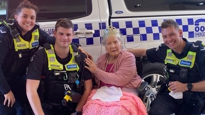 The image shows a 100-year-old woman and police personnel. (Facebook/@Victoria Police) The image shows a 100-year-old woman and police personnel. (Facebook/@Victoria Police)