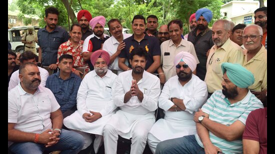 PPCC president Amrinder Singh Raja Warring, along with other Congress leaders, gathered outside vigilance department’s office in context to the arrest of former minister Bharat Bhushan Ashu, in Ludhiana. (Gurpreet Singh/HT)