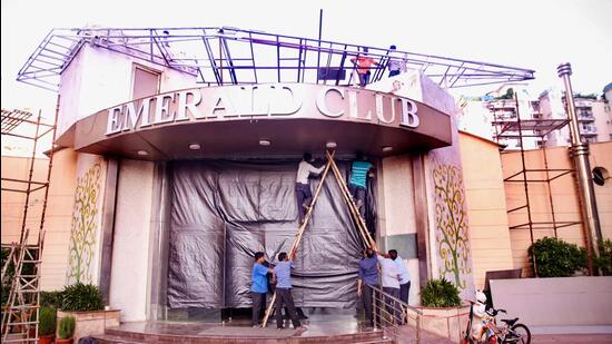 Emerald Club near Supertech's 32-storey twin towers being covered ahead of the scheduled demolition on August 28, in Noida. (PTI)