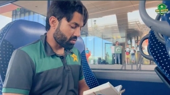 Mohammad Rizwan reads Quran in team bus (Twitter)