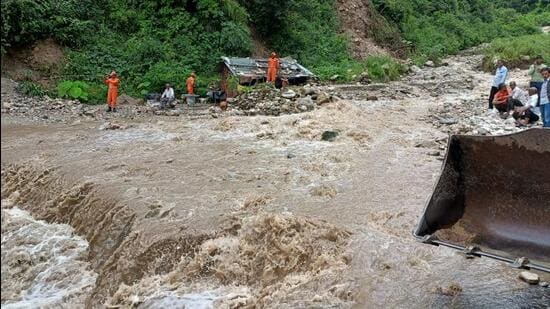Personnel from NDRF, SDRF and the state revenue department conduct rescue and relief work in Jhakholi block of Rudraprayag district in Uttarakhand on Wednesday. (HT Photo)