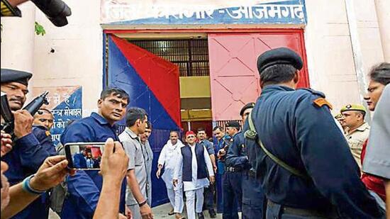 Samajwadi Party chief Akhilesh Yadav outside the Azamgarh jail on August 22. (HT PHOTO)