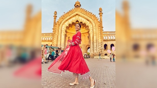Ananya Panday's ananrkali set features a fuschia chanderi anarkali with embroidery detailing on the neckline and sleeves. It comes with intricate embroidered pallazo and an embroidered chanderi dupatta.(Instagram/@ananyapanday)
