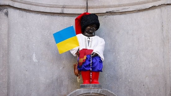 Belgium's iconic peeing statue, Manneken-Pis, is dressed in a Ukrainian traditional costume to mark the 31st anniversary of Ukraine's declaration of independence from the Soviet Union.(REUTERS)