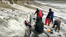 A joint team of Atal Bihari Vajpayee Institute of Mountaineering and Allied Sports, Manali, and Lahaul and Spiti police recovering the body of Bengaluru mountaineer.  (HT Photo)