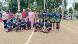 Venue principal Shalini Dikshit with members of the winnings teams on the closing day of the three-day meet at KV Manauri on Thursday. (HT PHOTO)