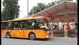 उत्तर प्रदेश के मुख्यमंत्री योगी आदित्यनाथ द्वारा गुरुवार को लखनऊ में ध्वजारोहण समारोह के दौरान लखनऊ और कानपुर के लिए इलेक्ट्रिक बसें।  (दीपक गुप्ता/एचटी फोटो)