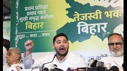 बिहार के उपमुख्यमंत्री तेजस्वी प्रसाद यादव गुरुवार को पटना में प्रेस कांफ्रेंस को संबोधित करते हुए.  (संतोष कुमार/एचटी फोटो)