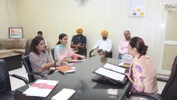 Jagraon ADC lors d'une réunion avec des responsables concernant l'enregistrement d'Aadhaar à Ludhiana.  (Photos HT)