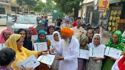 The farmers accused the BJP-JJP state government of ignoring their demand of an amendment in the land Act keeping in view the April judgment of the Supreme Court over shamlat deh (village common) land. Farmers from Karnal, Panipat and Sonepat took out a protest march towards the Haryana CM’s house in Prem Nagar. (HT Photo) The farmers accused the BJP-JJP state government of ignoring their demand of an amendment in the land Act keeping in view the April judgment of the Supreme Court over shamlat deh (village common) land. Farmers from Karnal, Panipat and Sonepat took out a protest march towards the Haryana CM’s house in Prem Nagar. (HT Photo)