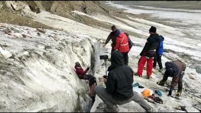 A joint team of Atal Bihari Vajpayee Institute of Mountaineering and Allied Sports, Manali, and Lahaul and Spiti police recovering the body of Bengaluru mountaineer. (HT Photo) A joint team of Atal Bihari Vajpayee Institute of Mountaineering and Allied Sports, Manali, and Lahaul and Spiti police recovering the body of Bengaluru mountaineer. (HT Photo)