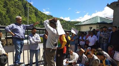 Sanyukt Kisan Manch members staging a protest outside an Adani apple store at Rohru in Shimla on Thursday. (HT Photo) Sanyukt Kisan Manch members staging a protest outside an Adani apple store at Rohru in Shimla on Thursday. (HT Photo)