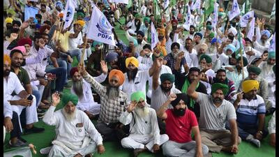 Dairy farmers staging dharna outside the Verka milk plant on Ferozepur Road in Ludhiana on Thursday. (Harvinder Singh/HT)