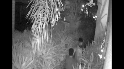 CCTV (closed-circuit television) footage shows Bahadur, and his two unidentified aides fleeing the house with bags stuffed with cash, jewellery and other valuables. (HT PHOTO) CCTV (closed-circuit television) footage shows Bahadur, and his two unidentified aides fleeing the house with bags stuffed with cash, jewellery and other valuables. (HT PHOTO)