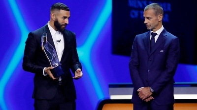 Real Madrid's Karim Benzema receives the men's player of the year award from UEFA president Aleksander Ceferin (REUTERS)