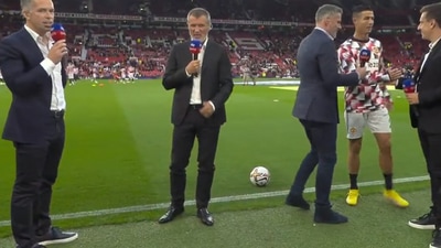 Cristiano Ronaldo ignores Jamie Carragher ahead of kick-off between Manchester United vs Liverpool. (Twitter/@ManUnitedZone_) Cristiano Ronaldo ignores Jamie Carragher ahead of kick-off between Manchester United vs Liverpool. (Twitter/@ManUnitedZone_)